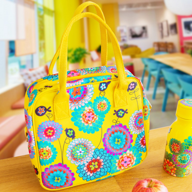 Collapsible lunch bag outlet