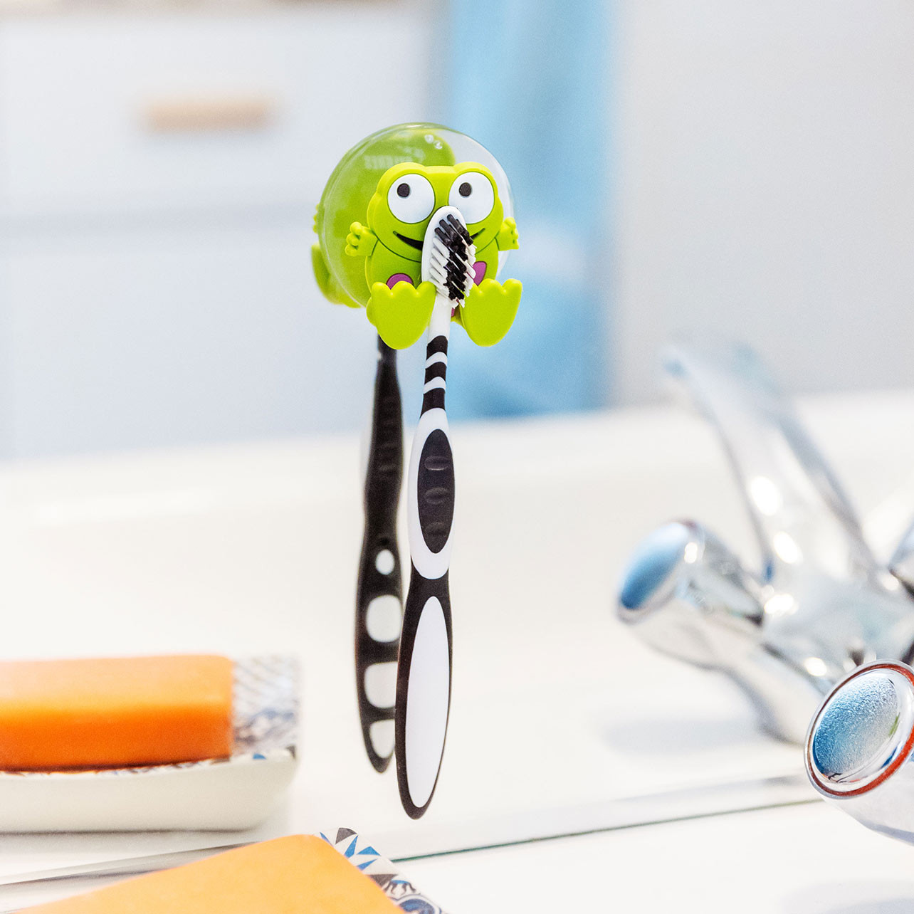 Portaspazzolini Da Bagno Con Erogatore Dentifricio Per Bambini - Kit Rana Verde, 2 Pezzi - Pratico E Divertente, Senza Elettricità