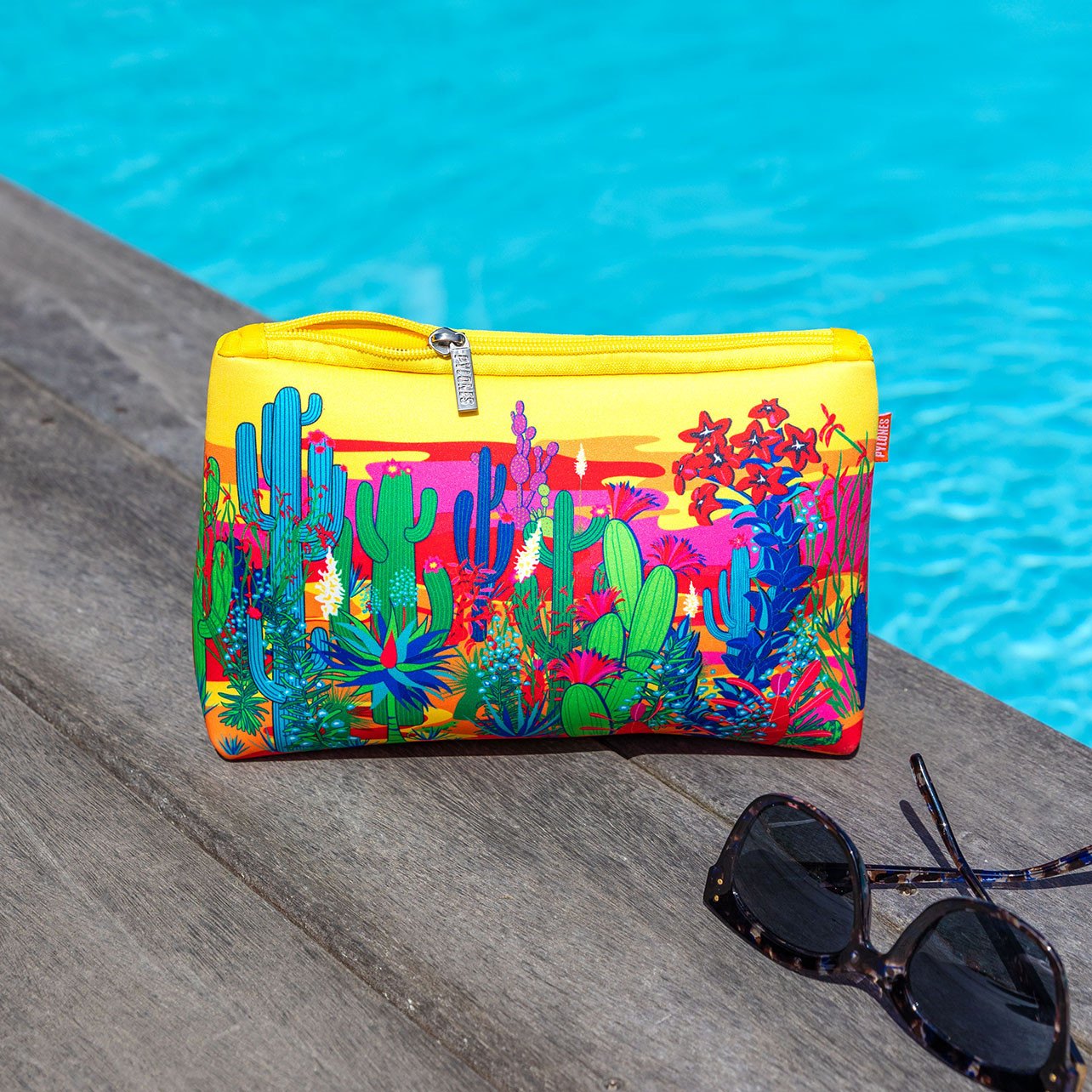 JioJio Chan Make-up-Tasche 441 – Großes Fassungsvermögen, Wasserfest, Fußball-Design, Bunt