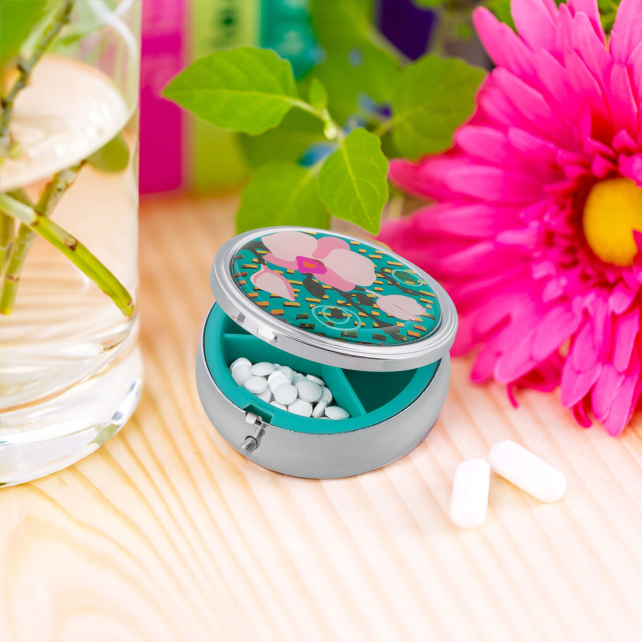 Boîte à Pilules Ou à Bijoux Ronde – Décor Floral & Cabochon Vert