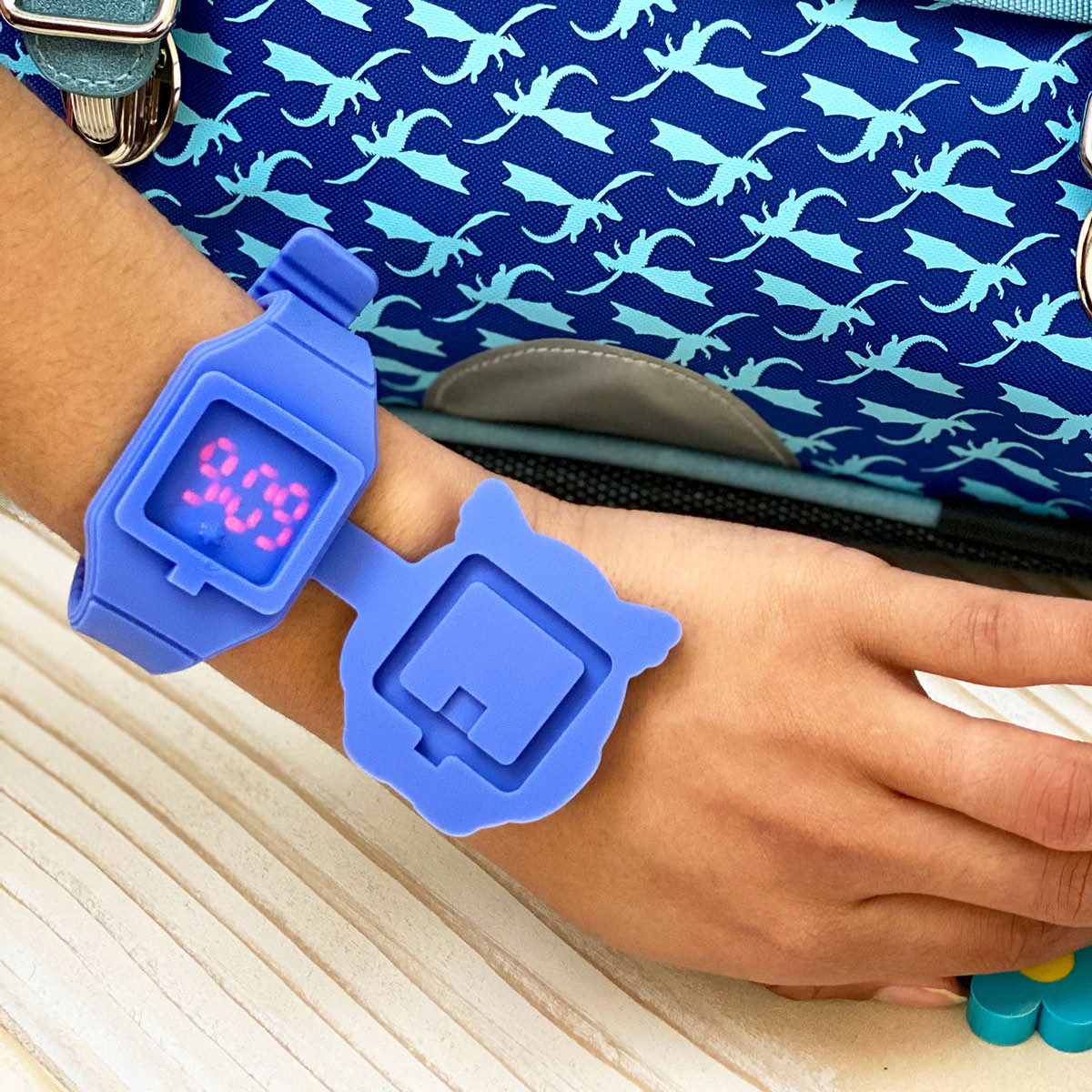 Watch Aniwatch Black cat Pylones